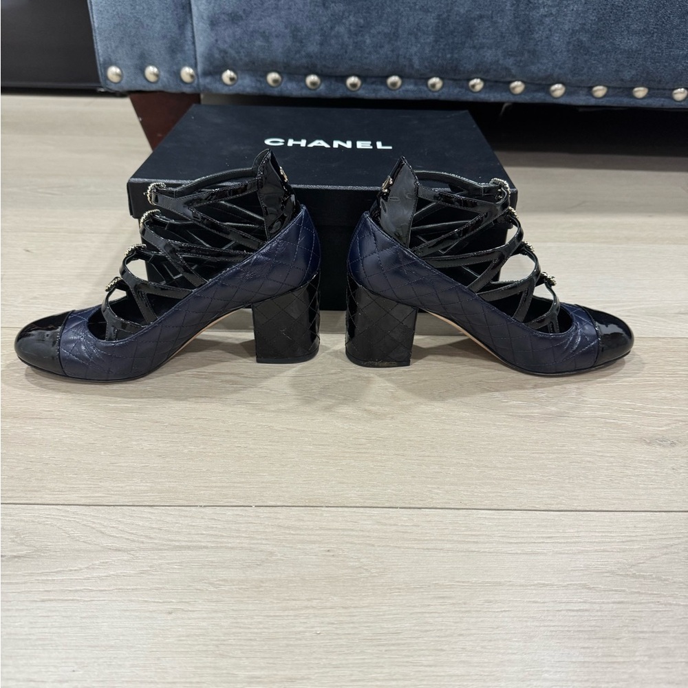 Chanel Interlocking Straps Navy/Black Quilted Pumps Size 37 - Picture 6 of 16